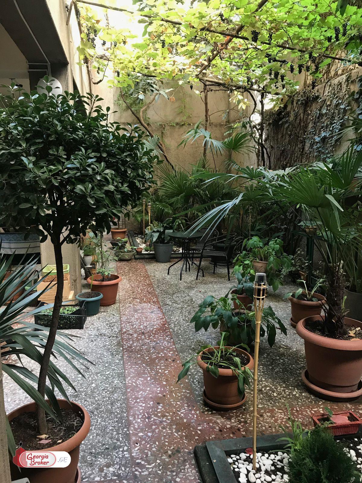 იყიდება ახალი გარემონტებული 10 ოთახიანი სახლი ვაკეში